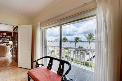 In town sophisticated waterfront luxury in Lake Towers. This - photo 8