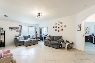 Rare opportunity to own this beautifully maintained 3-bedroom - photo 7