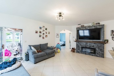 Rare opportunity to own this beautifully maintained 3-bedroom - photo 10