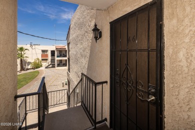 Cute 1BR, 1BA, corner unit condo. Walking distance to the park