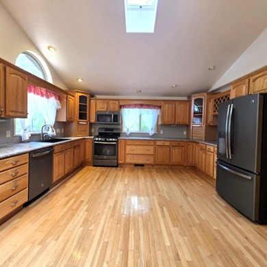 Beautiful Lakefront Ranch home on all-sport Ess Lake! Located on - photo 3