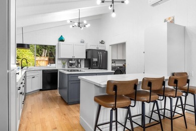 Nestled in the serenity of Bonny Doon, this exquisite 5-bed - photo 10