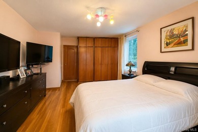 Custom Renovated 2 Full Bedroom, 1.5 bathroom Coop in Prime Rego - photo 12