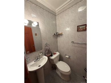 Custom Renovated 2 Full Bedroom, 1.5 bathroom Coop in Prime Rego - photo 16
