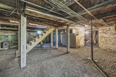 This farmhouse has been completely renovated with an artist's - photo 41