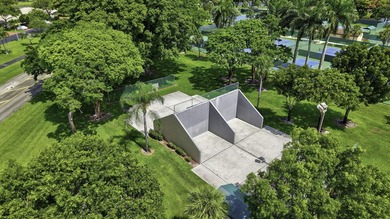 Nice 2/2 Corner Unit Villa w/ a new roof and has a 1 Car garage - photo 21