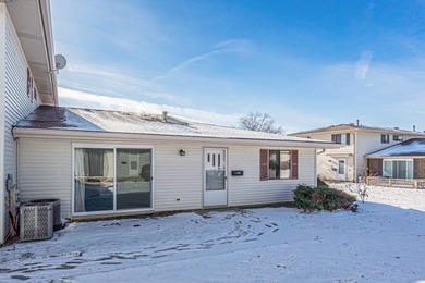 (private lake, pond, creek) Condo For Sale in Schaumburg Illinois