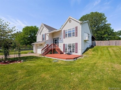 Beautifully maintained 4-bedroom home offering lake views and - photo 1