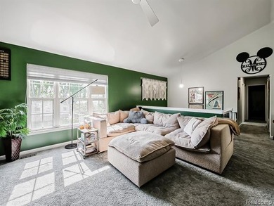 Beautifully maintained 4-bedroom home offering lake views and - photo 3