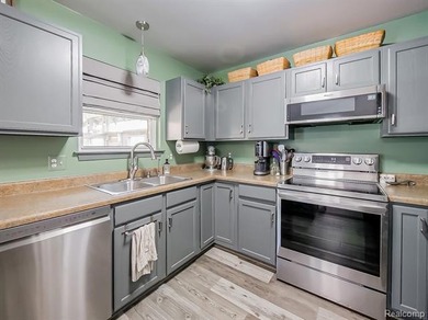 Beautifully maintained 4-bedroom home offering lake views and - photo 5