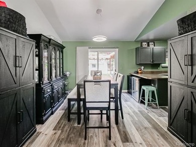 Beautifully maintained 4-bedroom home offering lake views and - photo 6