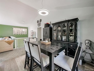 Beautifully maintained 4-bedroom home offering lake views and - photo 7