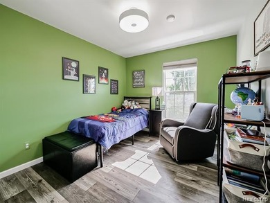 Beautifully maintained 4-bedroom home offering lake views and - photo 8