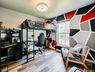 Beautifully maintained 4-bedroom home offering lake views and - photo 9