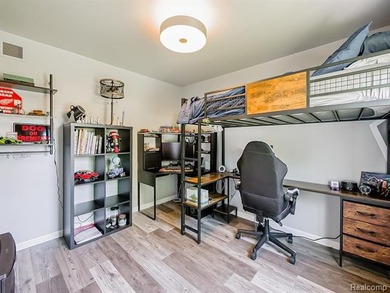 Beautifully maintained 4-bedroom home offering lake views and - photo 10
