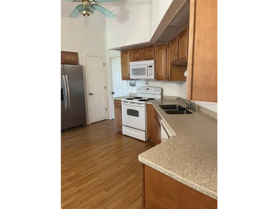 Welcome to this beautifully maintained 3-bedroom, 2-bathroom - photo 9