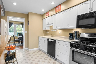Charming, immaculate, meticulously maintained ranch conveniently - photo 11