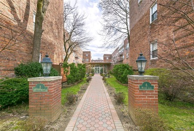 (private lake, pond, coastal) Home For Sale in Great Neck New York