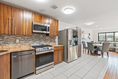 Impeccably maintained brick quadruplex in Jamaica, boasting two - photo 2