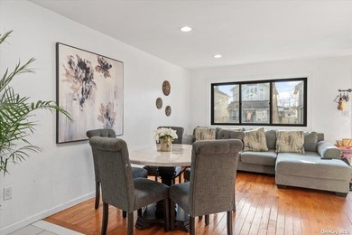 Impeccably maintained brick quadruplex in Jamaica, boasting two - photo 3