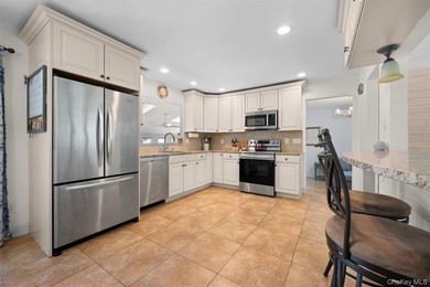 Welcome to this beautifully maintained 4-bedroom, 2-bath - photo 14