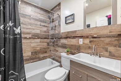 Impeccably maintained brick quadruplex in Jamaica, boasting two - photo 4