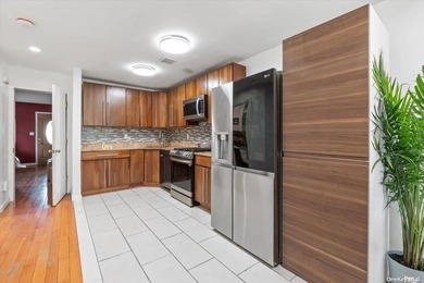 Impeccably maintained brick quadruplex in Jamaica, boasting two - photo 6