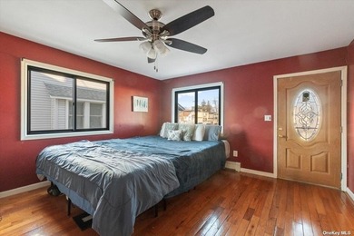 Impeccably maintained brick quadruplex in Jamaica, boasting two - photo 8