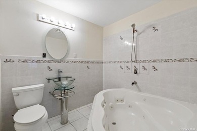 Impeccably maintained brick quadruplex in Jamaica, boasting two - photo 9