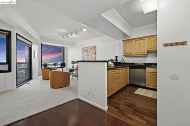 Perched on the 27th floor in Emeryville's highly sought after - photo 2