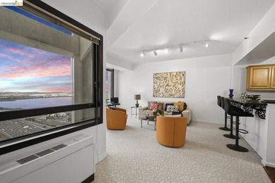 Perched on the 27th floor in Emeryville's highly sought after - photo 4