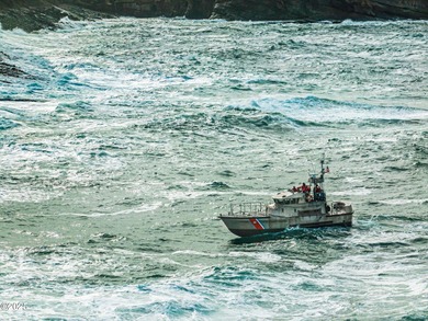 Highway 101 frontage commercial property with plenty of parking