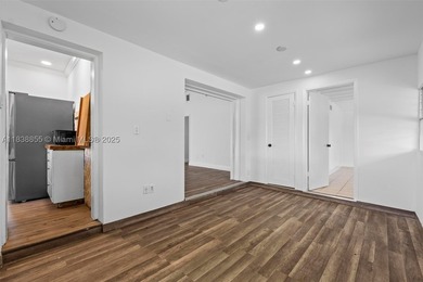 Experience the island lifestyle in this charming 3-bedroom - photo 9