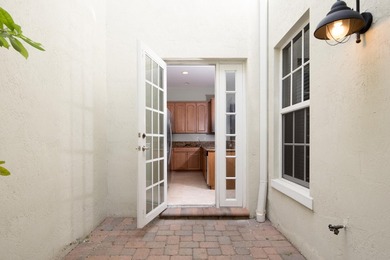 Welcome to this exceptional 3 bedroom, 3 bathroom townhouse in - photo 4