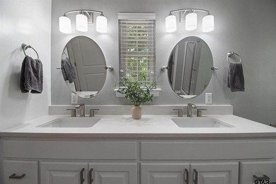 Nestled on a quiet cul-de-sac, this timeless, traditional home - photo 18