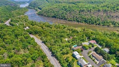 Room to spread out, seasonal river views, and a convenient - photo 44