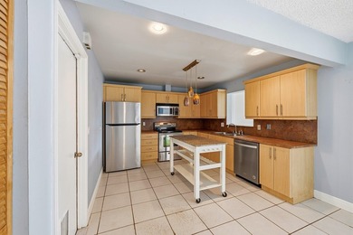 A NEW ROOF welcomes you into this charming pool home in - photo 2