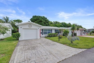 Welcome to this charming single-story residence in Leisureville - photo 1