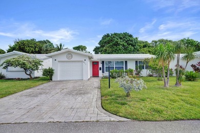 Welcome to this charming single-story residence in Leisureville - photo 2