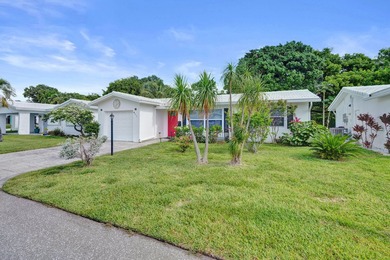 Welcome to this charming single-story residence in Leisureville - photo 3