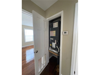 Darling home with stunning hardwood floors, great size rooms - photo 13