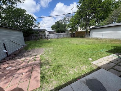 Darling home with stunning hardwood floors, great size rooms - photo 18