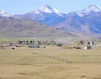 Located in the heart of Idaho, this remarkable 1,480-acre ranch - photo 11
