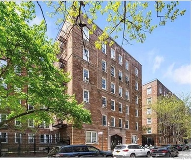 Beautifully maintained and move-in ready 1- bedroom co-op - photo 1