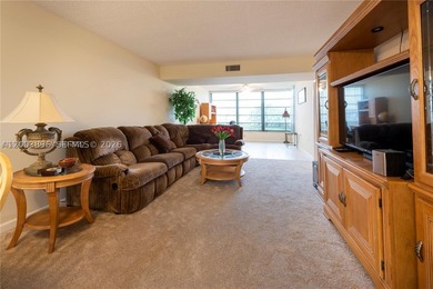 This 2 bedroom 2 bathroom 3rd floor condo on the water is - photo 18