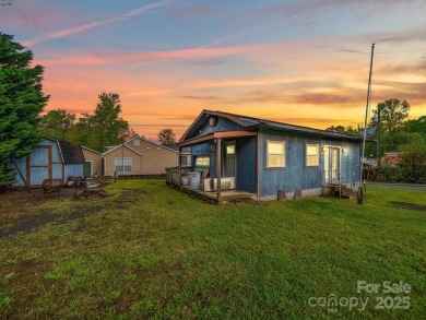 Lake Tillery Home For Sale in Mount Gilead North Carolina