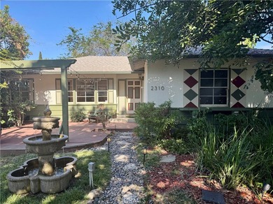Welcome to 2310 N. Poinsettia, built in 1953 by Floyd Rogers in - photo 3