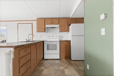Escape to the lake with this cozy 1 bedroom, 1 bathroom retreat - photo 9