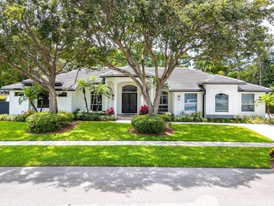 Opportunities like this are rare in East Boca. This stunning - photo 1