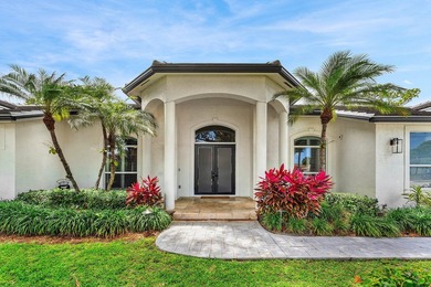 Opportunities like this are rare in East Boca. This stunning - photo 5